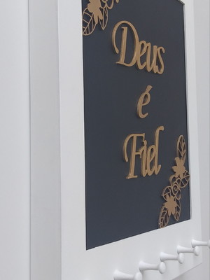 Quadro útil p cobrir caixa de luz com porta chaves e frase