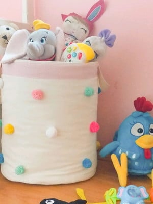 Cesto de brinquedos m pompom