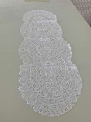 Caminho de mesa renda renascença 1,22m x 0,42m -born