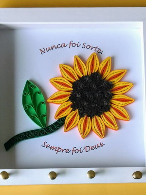 Quadro girassol em quilling com frase deus