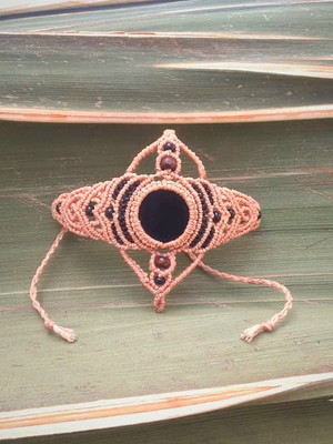 Bracelete em macramê com pedra ônix