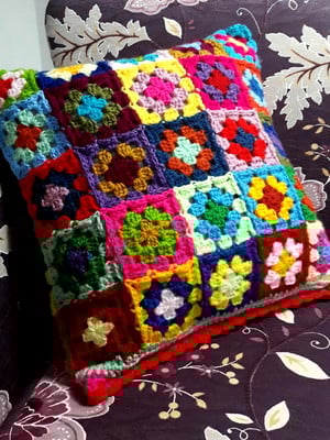 Almofada em quadradinhos de crochet