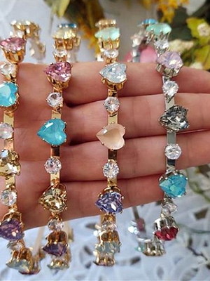 Tiara em pedraria arco em metal com pedras coração luxo