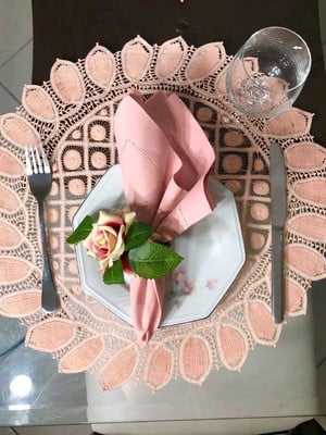 Sousplat em renda renascença rosa chá com guardanapo