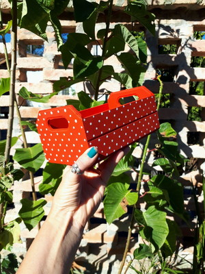 Caixote vermelho poa de mdf
