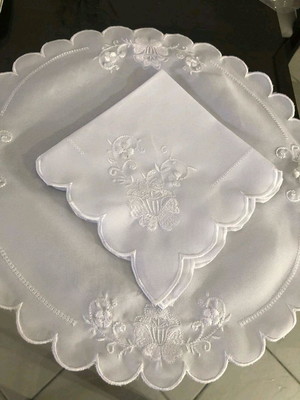 Sousplat branco bordado flor com guardanapo