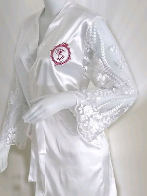 1 robe de cetim com manga de renda de tule