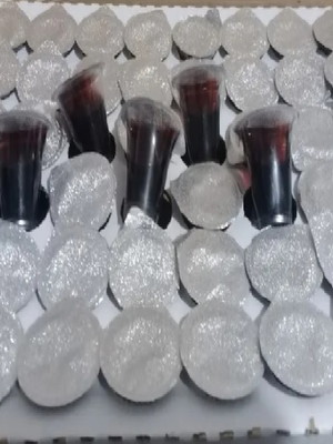 Calice lacrado com suco da uva para santa ceia