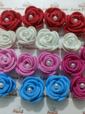 Mini flores 2 cm em eva decorada com pérolas - 25 unidades