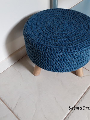 Puff/banqueta com capa em crochê