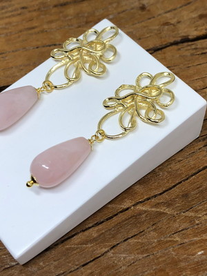 Brinco gota quartzo rosa - semijoia - banhado a ouro 18k