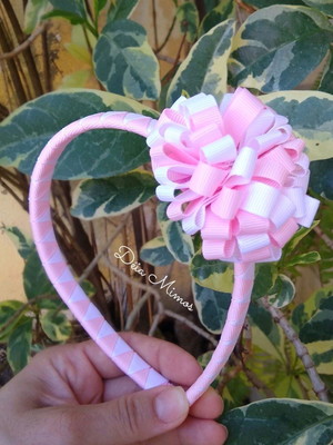 Tiara de cabelo com laço pompom