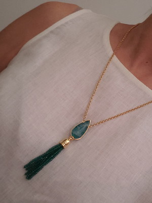 Colar com cabochão cristal esmeralda e franja de cristais