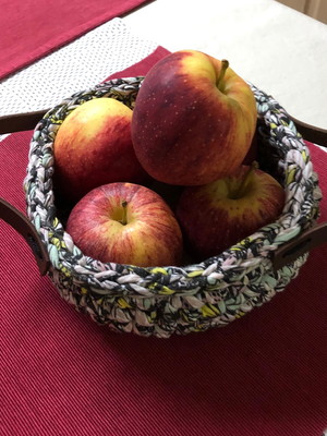 Cesta de crochê com alça de couro