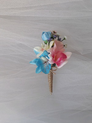 Flor de lapela com orquídeas