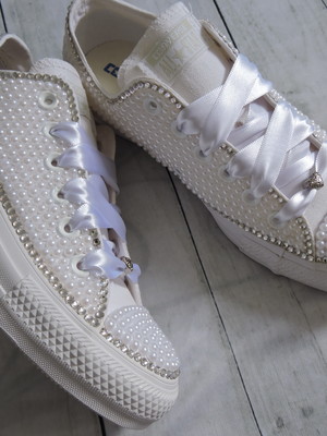 All star todo branco com pérolas e contorno em cristais
