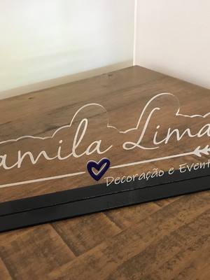 Logo de mesa personalizado em acrílico com gravação