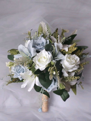 Buque azul serenity com branco e ramagens verdes.