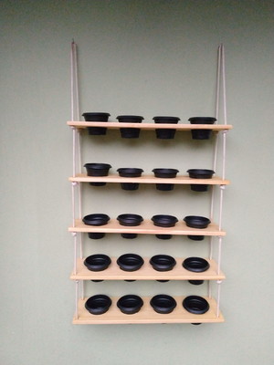 Jardim vertical suspenso com 5 prateleiras furadas +20 vasos