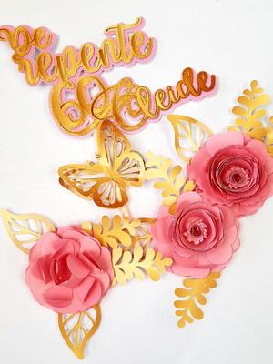 Topo de bolo com nome e flores em 3d
