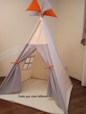 Cabana infantil com colchonete cru e bandeirinhas