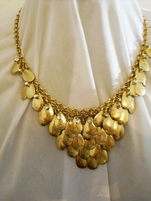 Conj.colar e brinco dourado com medalhas e strass