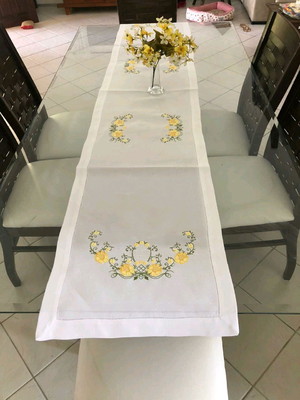 Caminho de mesa em oxford no ponto ajur rosa amarela