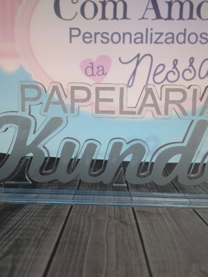 Logo de mesa personalizado em acrílico com gravação