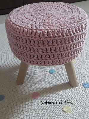 Puff banqueta com capa em croche