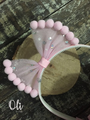 Tiara laço tule com pompoms
