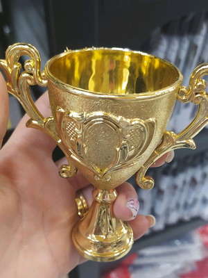 Mini troféu dourado