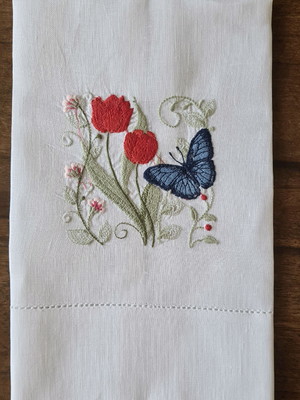 Toalha de lavabo em cambraia de linho bordado borboleta flor