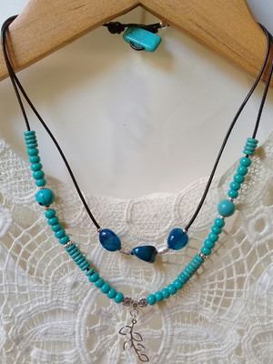 Colar ágata azul, howlita turquesa couro