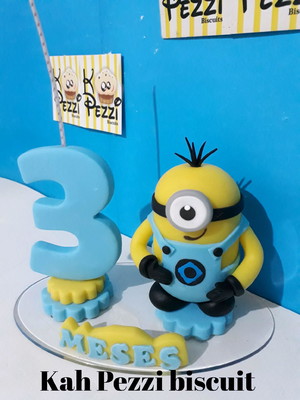 Topo de bolo com vela e nome minions de biscuit