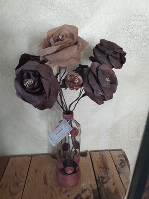 Vaso decorado com buquê de rosas em filtro de café