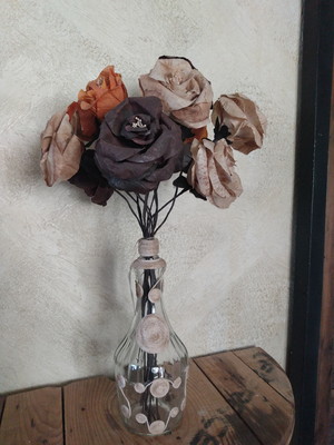 Vaso decorado com barbante e rosas em filtro café