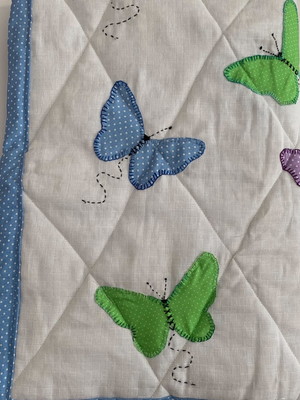 Manta de bebê de matelassê com borboletas