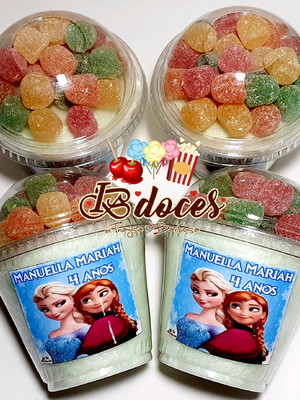 Algodão doce com jujuba personalizado com adesivo no tema.