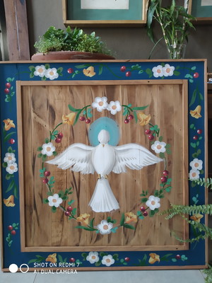 Espírito santo pintado em madeira de demolição