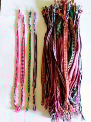 Pulseira hippie colorida 20 unidades