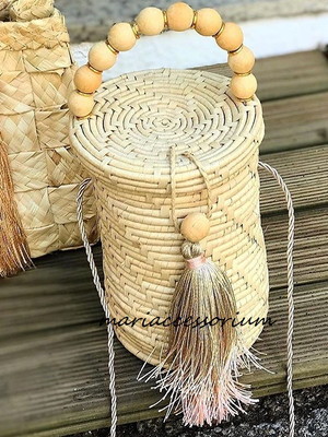 Bolsa de palha modelo cilindro com tassel e alça de bolas