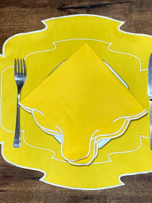 Jogo americano em percal amarelo com bordado branco
