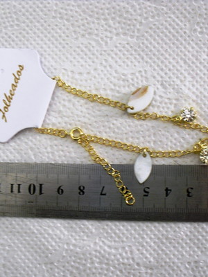 Pulseira dourada com madriperola e strass