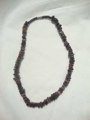 Gargantilha de cascalhos de coco