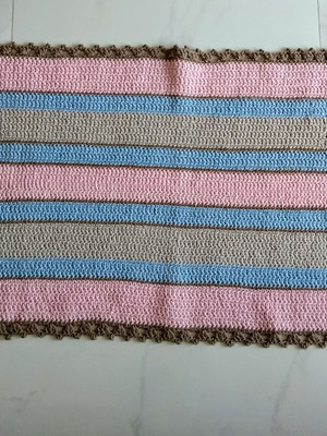 Tapete de crochê oval rosa , azul e marrom