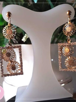 Brinco com strass dourado | bgds