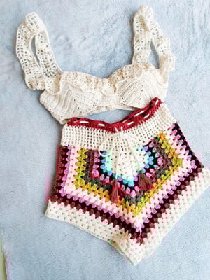 Conjunto feminino de crochê
