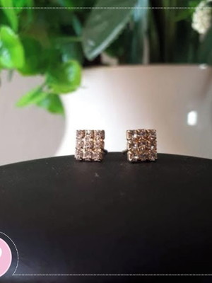Brinco dourado pequeno quadradinho de strass | bpqss