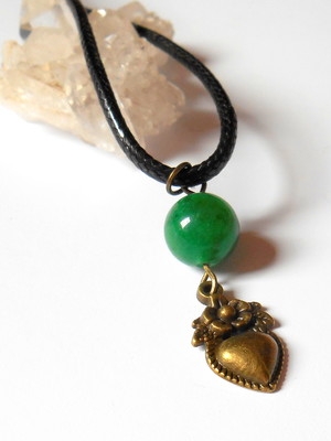 Cordão colar negro com ágata verde e coração em ouro velho