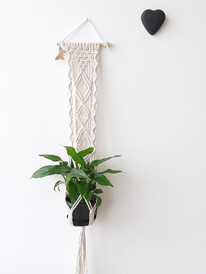 Um verso... suporte para plantas em macramê